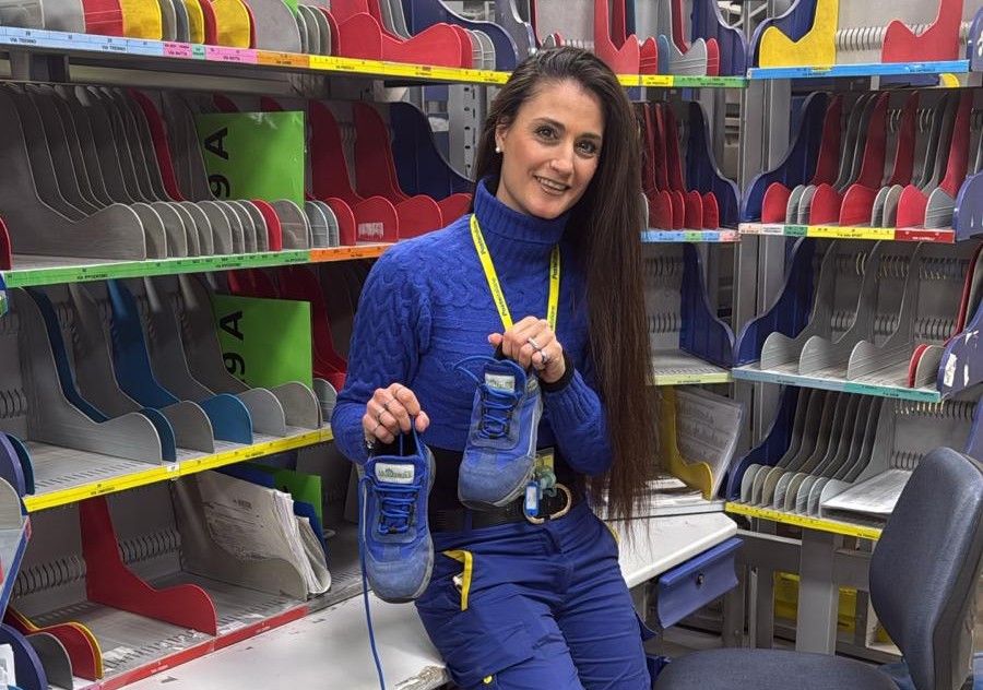 Le scarpe dei postini diventano mattonelle per i parchi gioco