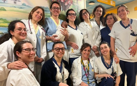 Nata a 23 settimane, pesava 600 grammi: dimessa una “bambina piuma”