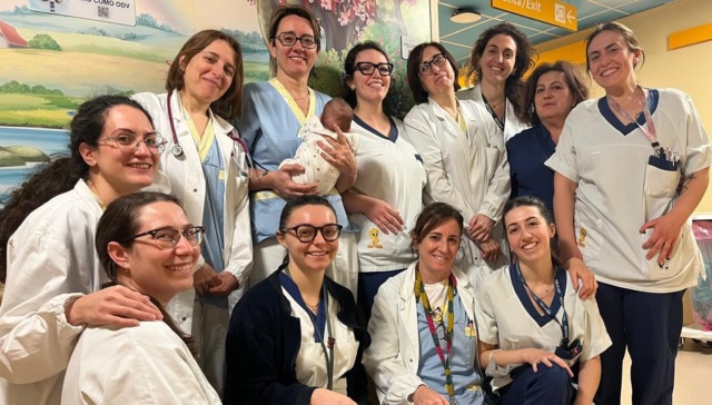 Nata a 23 settimane, pesava 600 grammi: dimessa una “bambina piuma”