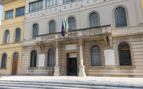 Assunto come agente con un diploma falso: il Comune non media, rivuole tutti gli stipendi