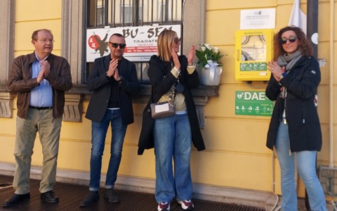 Posizionato il DAE di Vivere a Colori: “Il cuore di Eleonora batte in questo defibrillatore”
