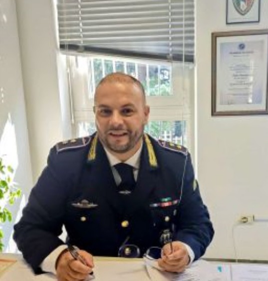 Deizioni di fido davanti al municipio, ripresi e sanzionati