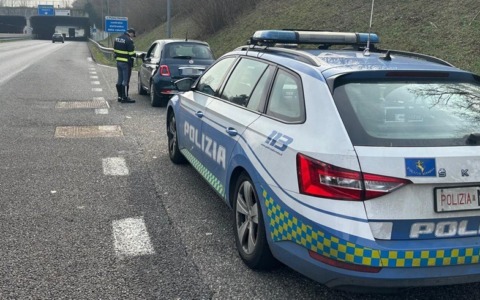 “Aspettoni” sulla superstrada della Malpensa: raffica di multe