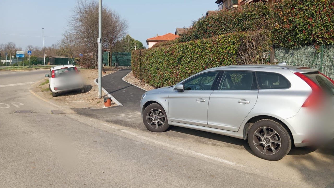 Sosta selvaggia, auto blocca la pista ciclabile