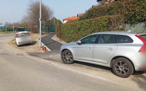 Sosta selvaggia, auto blocca la pista ciclabile