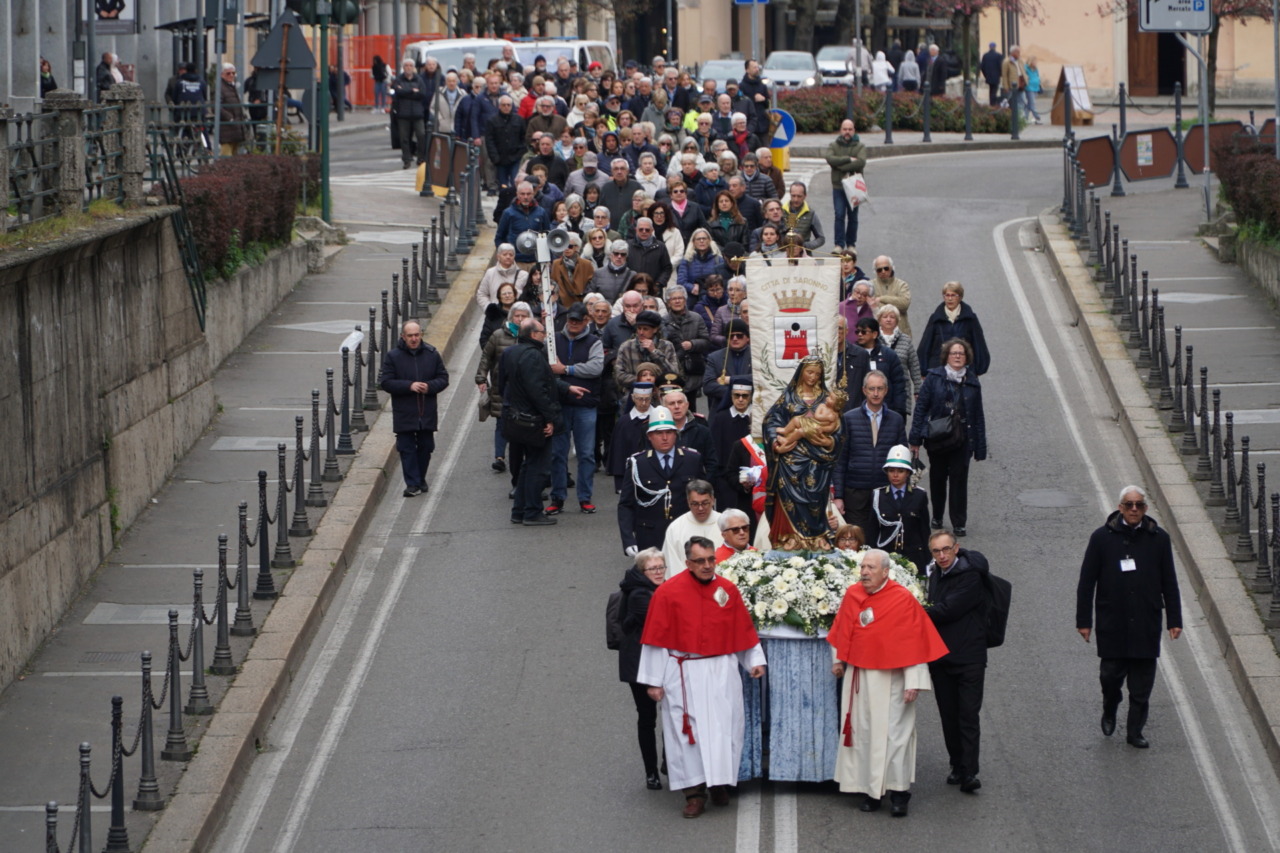 Il dono della cera, le parole di San Francesco e il ricordo di monsignor Centemeri: Saronno rinnova il Voto