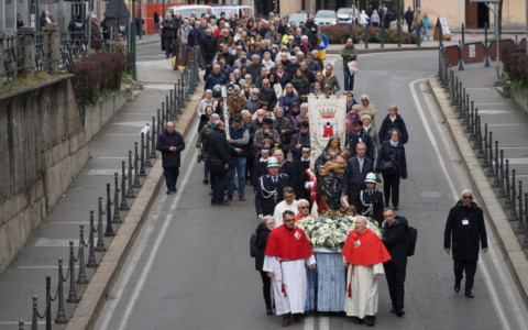 Il dono della cera, le parole di San Francesco e il ricordo di monsignor Centemeri: Saronno rinnova il Voto