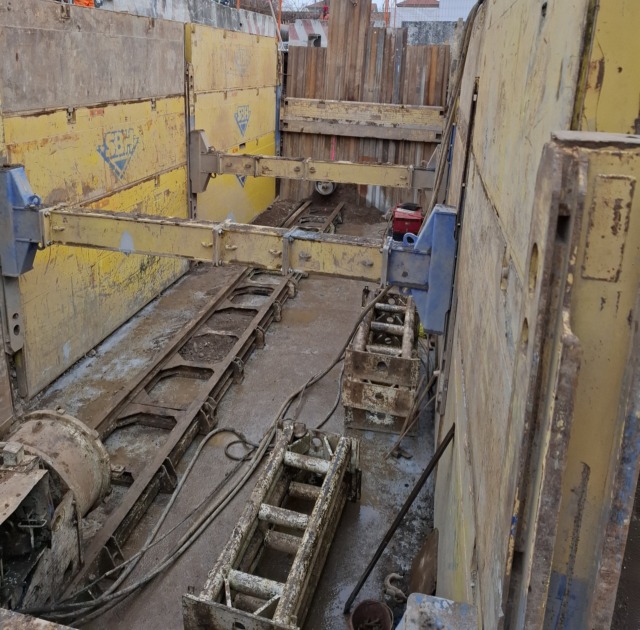 Teleriscaldamento, uno spingitubo per attraversare la linea ferroviaria