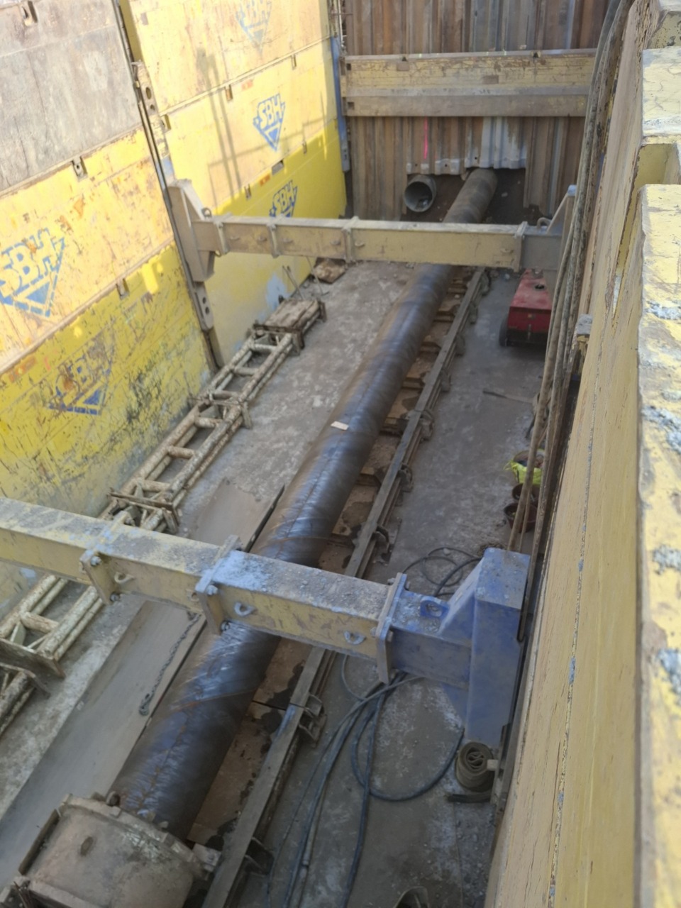 Teleriscaldamento, uno spingitubo per attraversare la linea ferroviaria