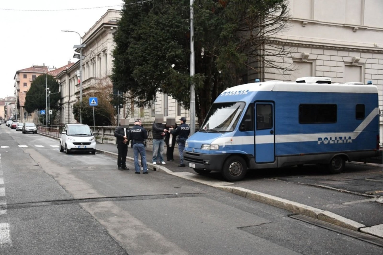 Bloccano la strada per girare un video trap, banditi dalla città per due anni