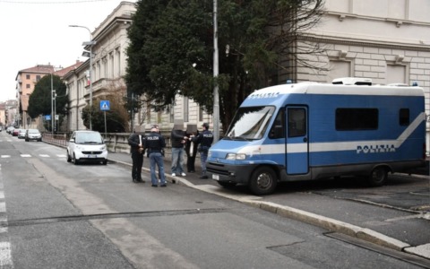 Bloccano la strada per girare un video trap, banditi dalla città per due anni