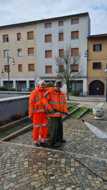 I volontari civici puliscono la piazza