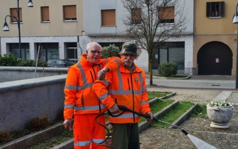 I volontari civici puliscono la piazza