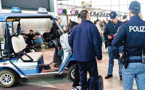 Armato di pistola con colpo in canna, ricercato arrestato in aeroporto