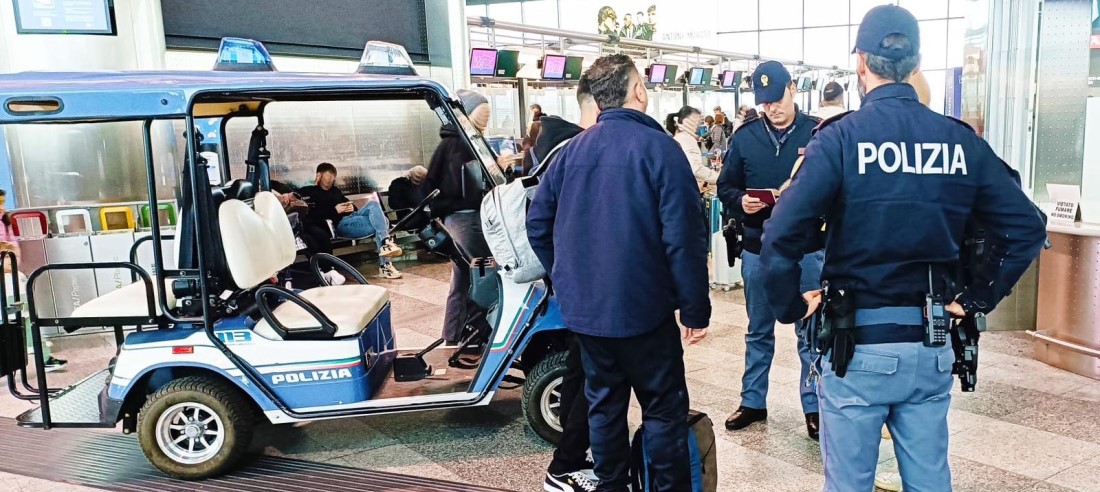 Armato di pistola con colpo in canna, ricercato arrestato in aeroporto