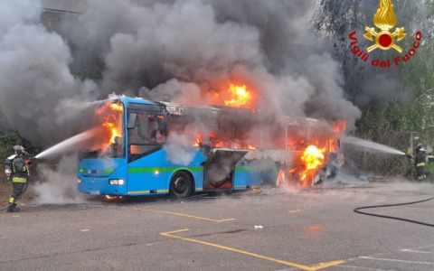 Bus in fiamme nel deposito, intervento dei vigili del fuoco