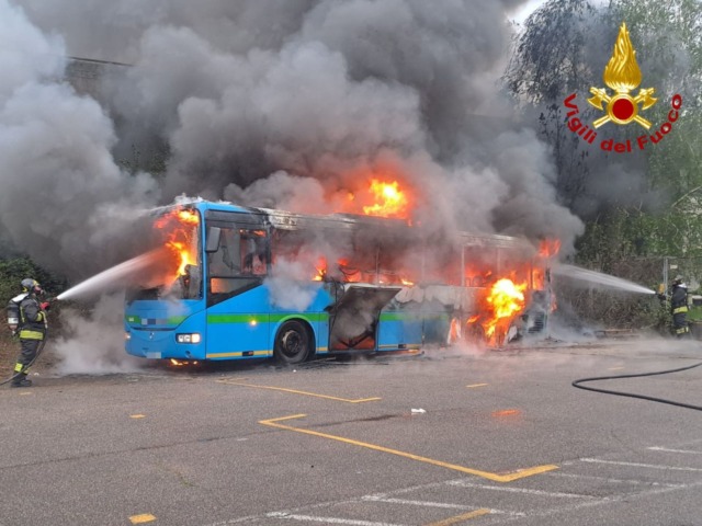 Bus in fiamme nel deposito, intervento dei vigili del fuoco