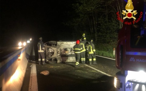 Si ribalta in auto per schivare un cervo