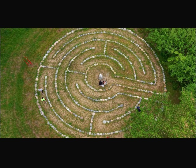 L'inaugurazione del labirinto della meditazione a Calipolis durante la festa di primavera
