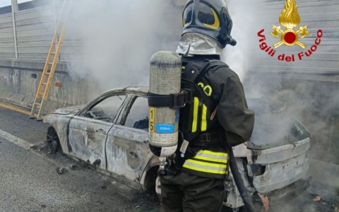 Auto in fiamme in autostrada: intervengono i Vigili del fuoco