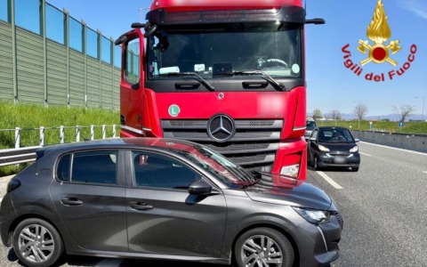 Auto trascinata per 70 metri da un camion in autostrada
