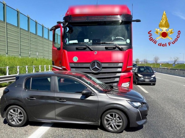 Auto trascinata per 70 metri da un camion in autostrada