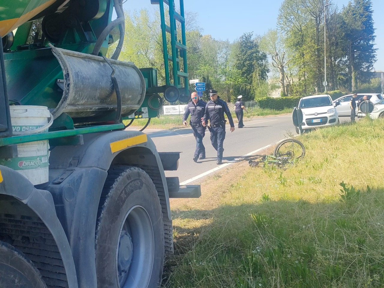 Betoniera si scontra con un ciclista: arriva l’elisoccorso in codice rosso