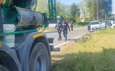 Betoniera si scontra con un ciclista: arriva l’elisoccorso in codice rosso