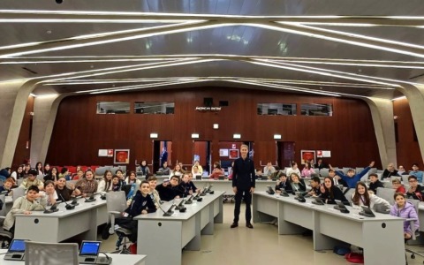 Gli alunni delle elementari in visita a Palazzo Pirelli