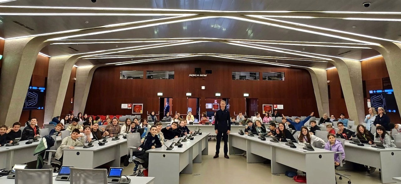 Gli alunni delle elementari in visita a Palazzo Pirelli