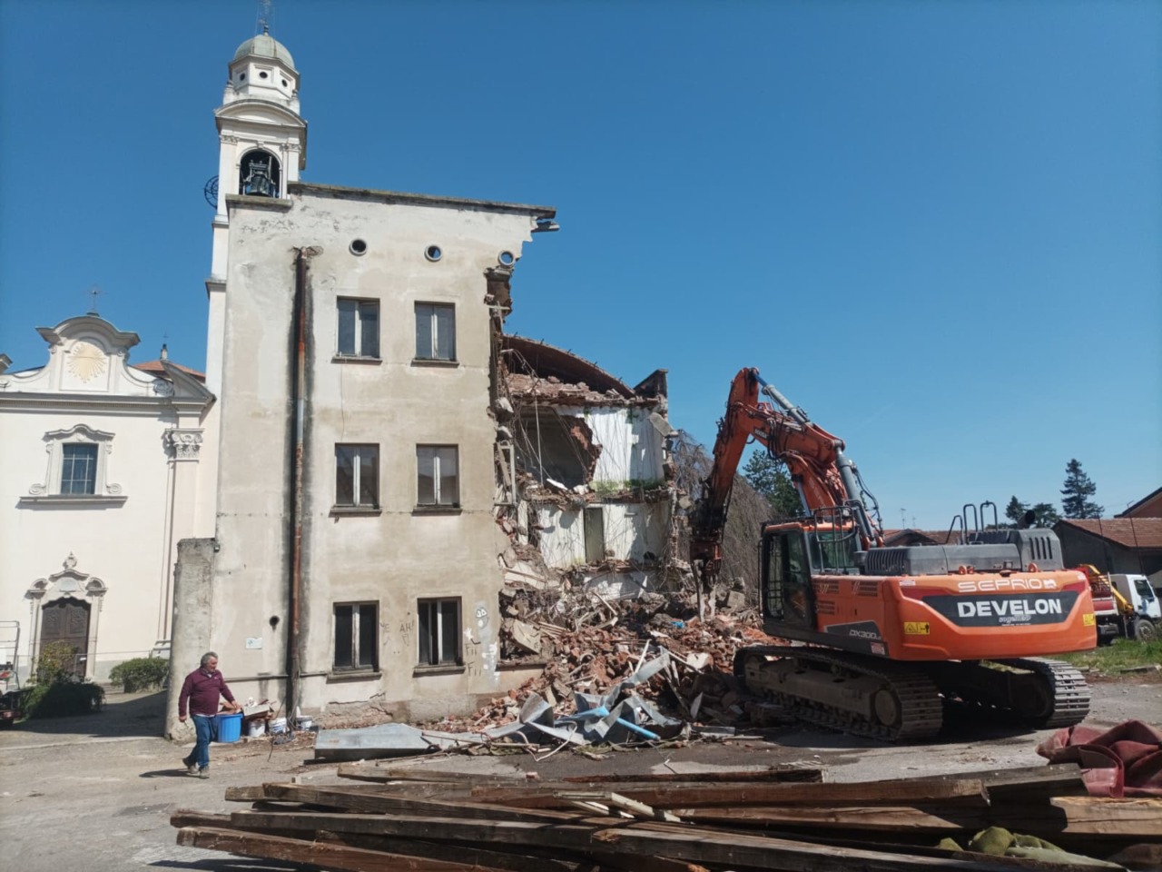abbattimento ex casa della cultura tradate