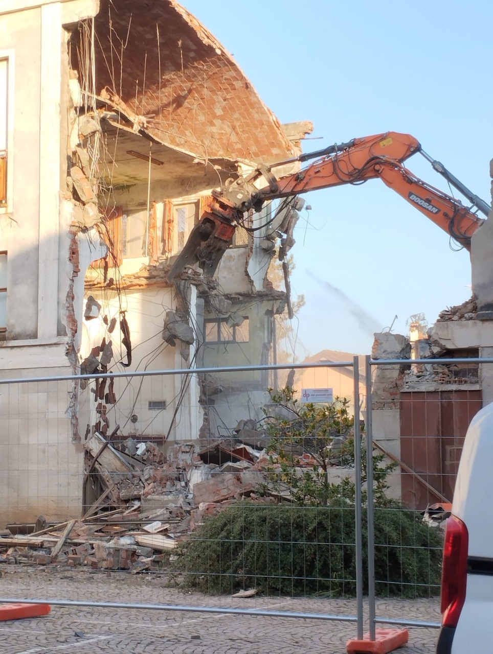 abbattimento ex casa della cultura tradate