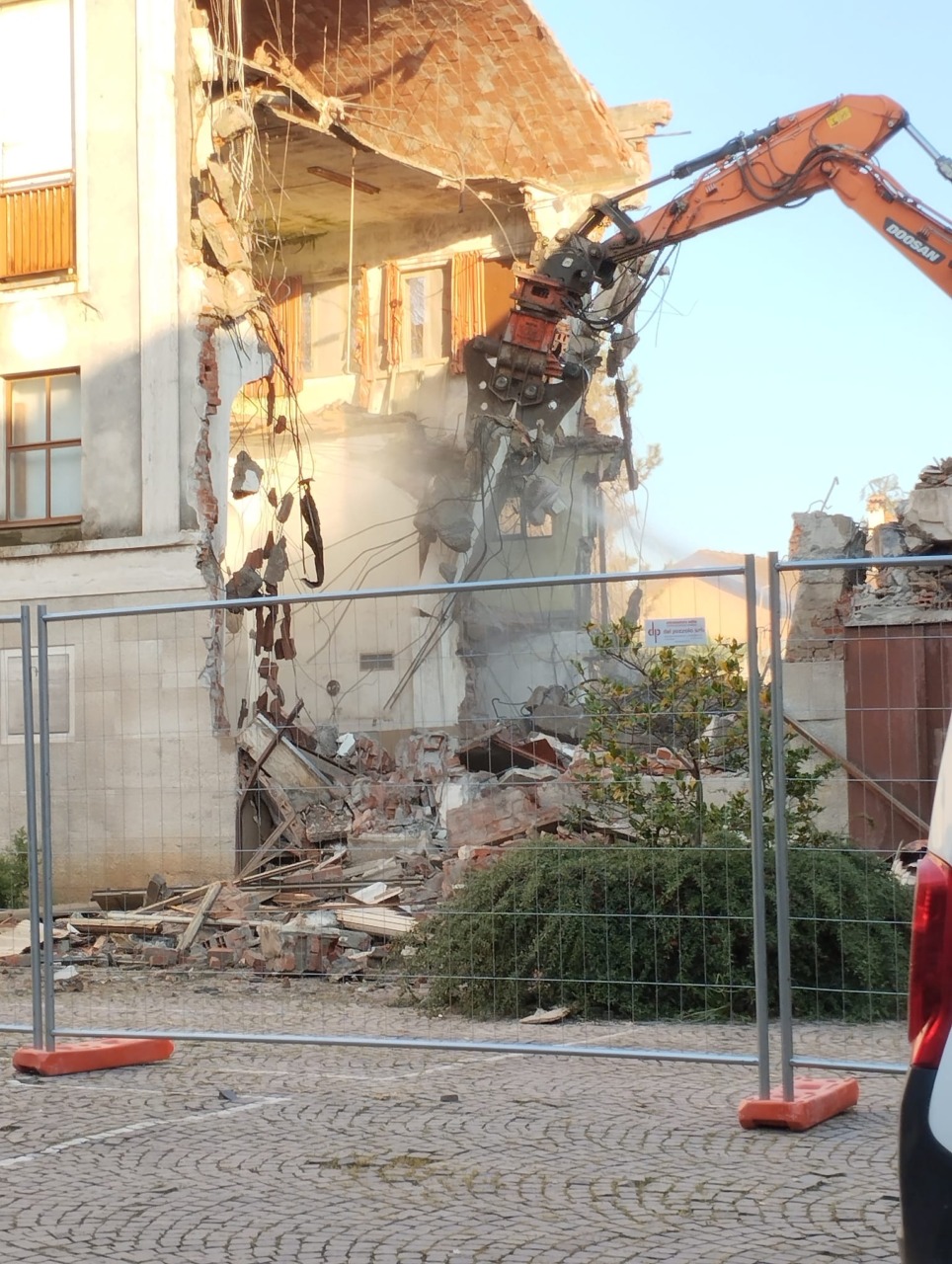 abbattimento ex casa della cultura tradate