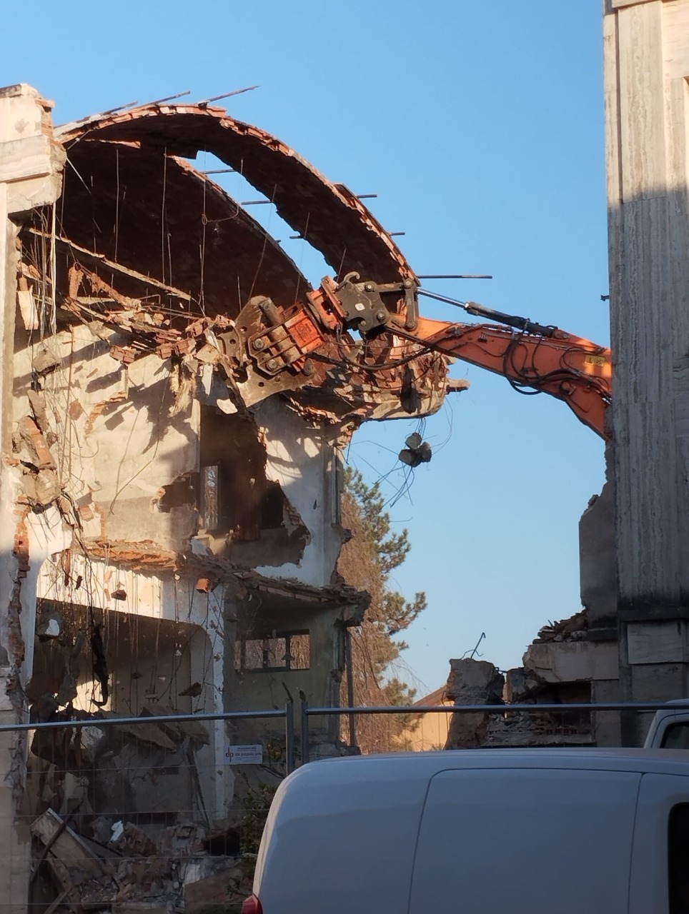 abbattimento ex casa della cultura tradate