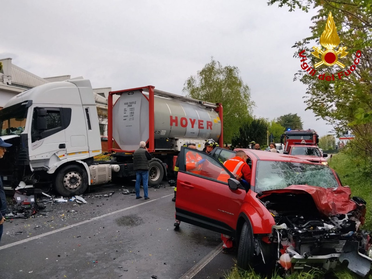 Frontale auto-camion in Provinciale a Fagnano, 36enne ferito