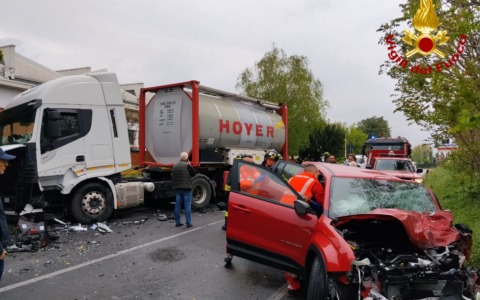 Frontale auto-camion in Provinciale a Fagnano, 36enne ferito