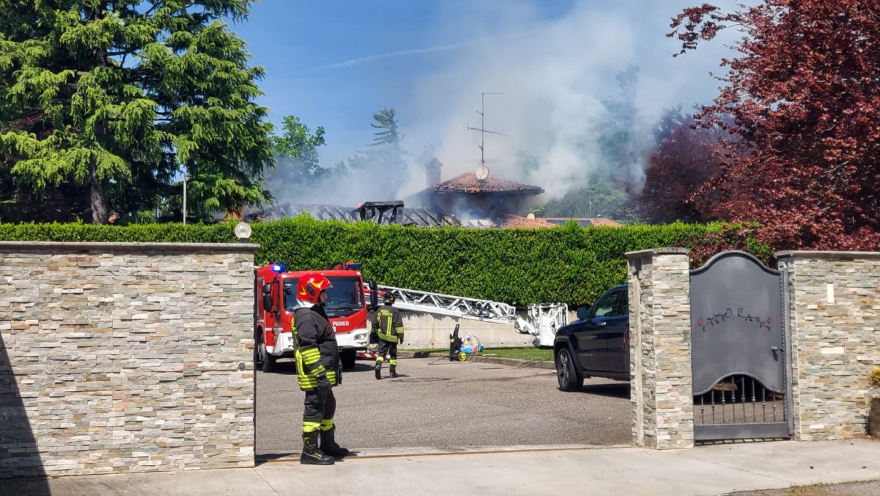 tradate villa in fiamme in via della stria