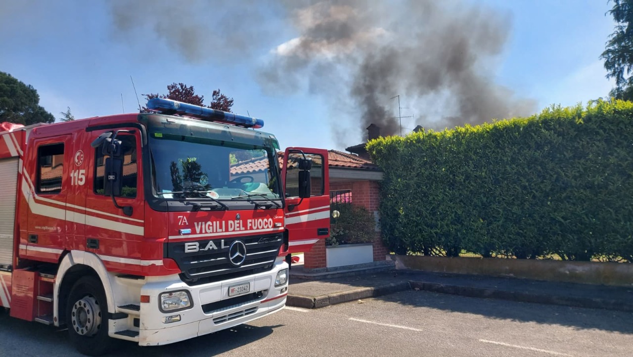 tradate villa in fiamme in via della stria