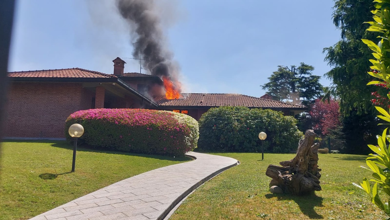 tradate villa in fiamme in via della stria