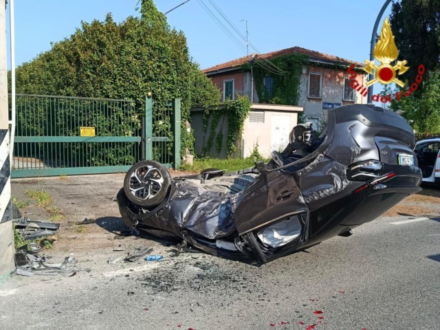 Perde il controllo e finisce contro il muro di un’abitazione