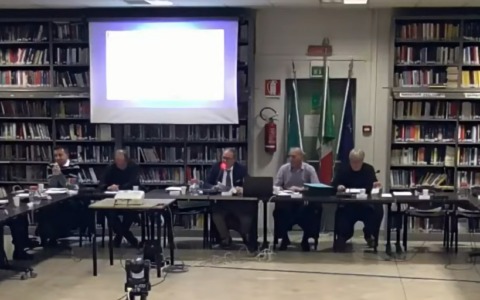 Bestemmia in consiglio, le scuse non bastano: le minoranze vogliono le dimissioni del Presidente