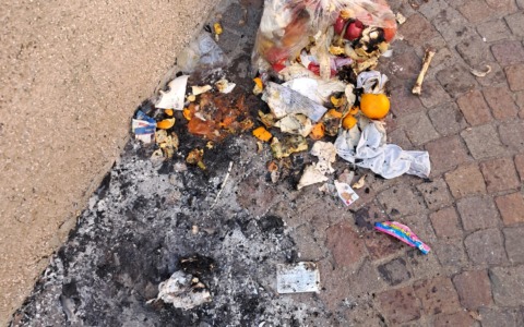 Ragazzino dà fuoco alla spazzatura: incastrato dalla telecamera