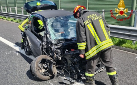 Incidente fra un’auto e un mezzo pesante: intervengono i Vigili del Fuoco