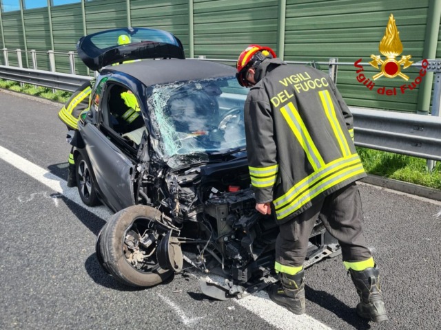 Incidente fra un’auto e un mezzo pesante: intervengono i Vigili del Fuoco