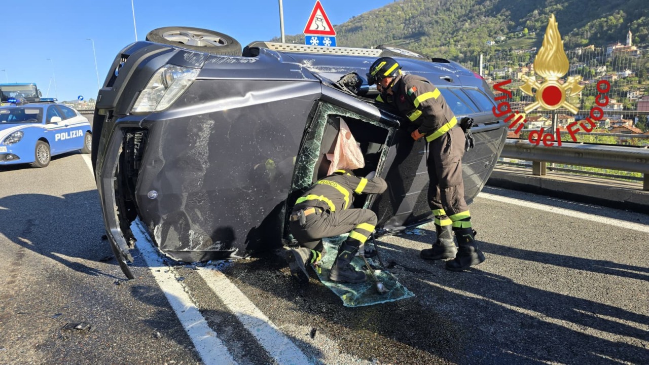 Grave incidente all’ingresso dall’autostrada A9: intervengono i Vigili del Fuoco