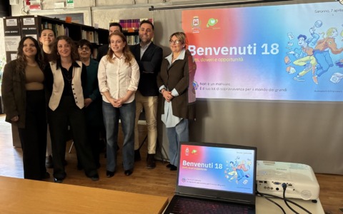 Costituzione e mini book ai neo maggiorenni