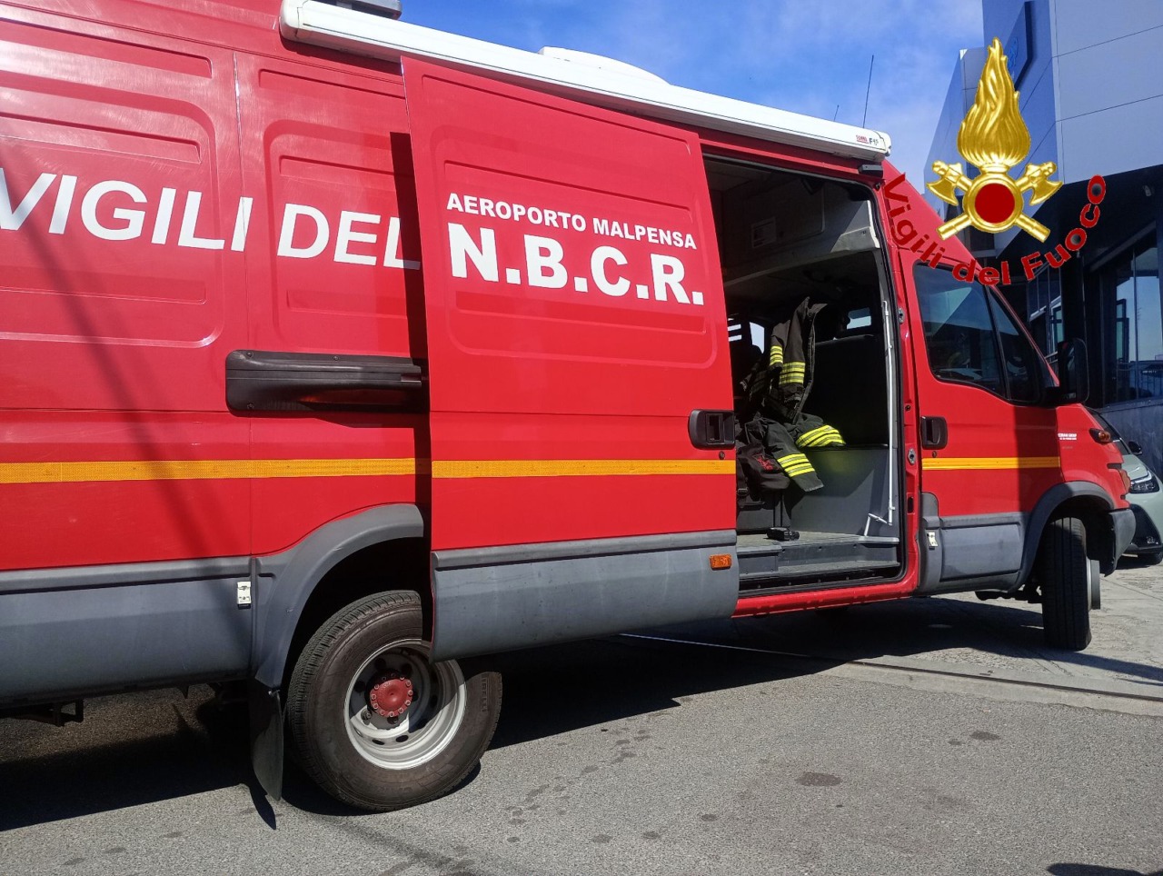 Sostanza irritante in un autosalone: intervengono i Vigili del fuoco