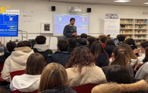 I finanzieri salgono in cattedra per l’educazione alla legalità economica