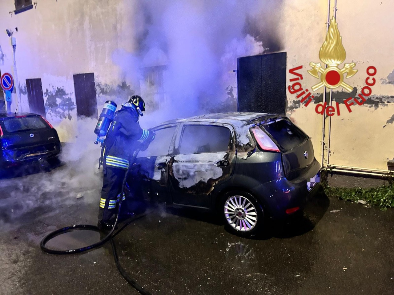 In sosta, l’auto prende fuoco