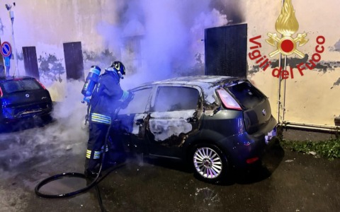 In sosta, l’auto prende fuoco